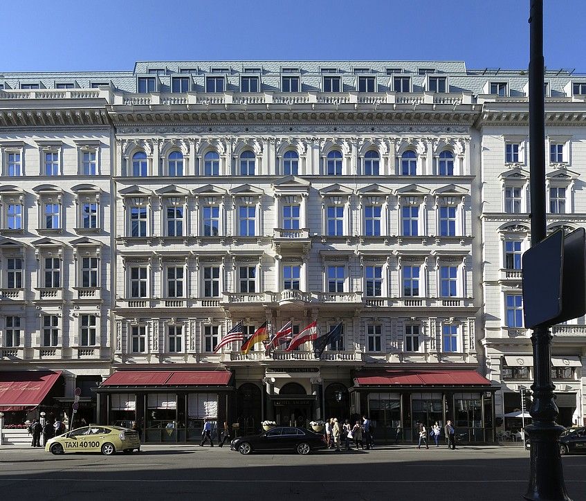 Foto: Die Fassade des Hotel Sacher. 