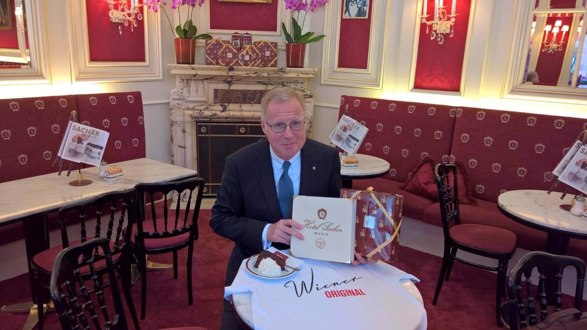 Foto: Hoteldirektor Reiner Heilmann im Café Sacher.