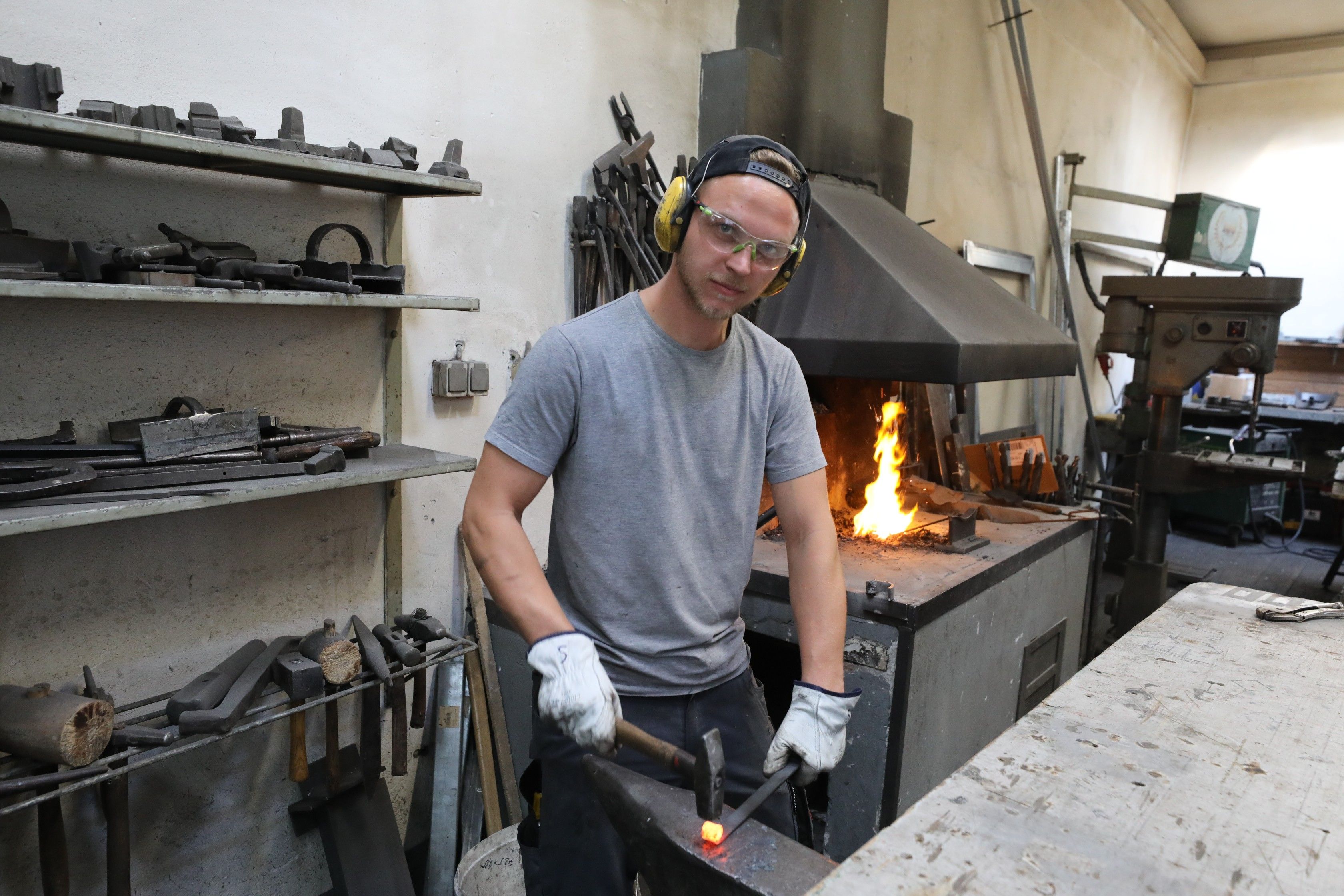 Foto: Mann bei Arbeiten in der Schlosserei