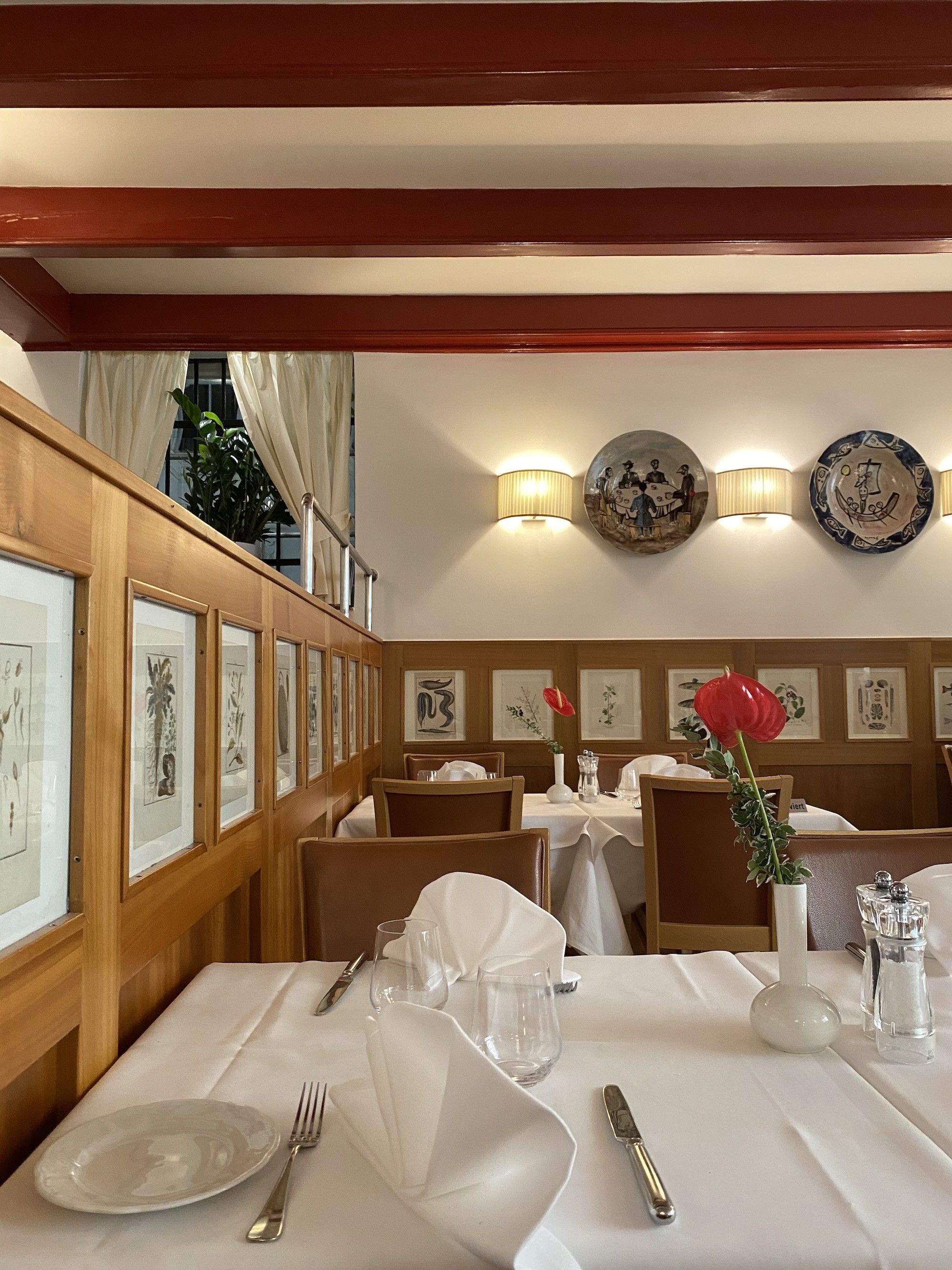 Foto: Restaurant mit gedeckten Tischen und Vasen mit einer Blume