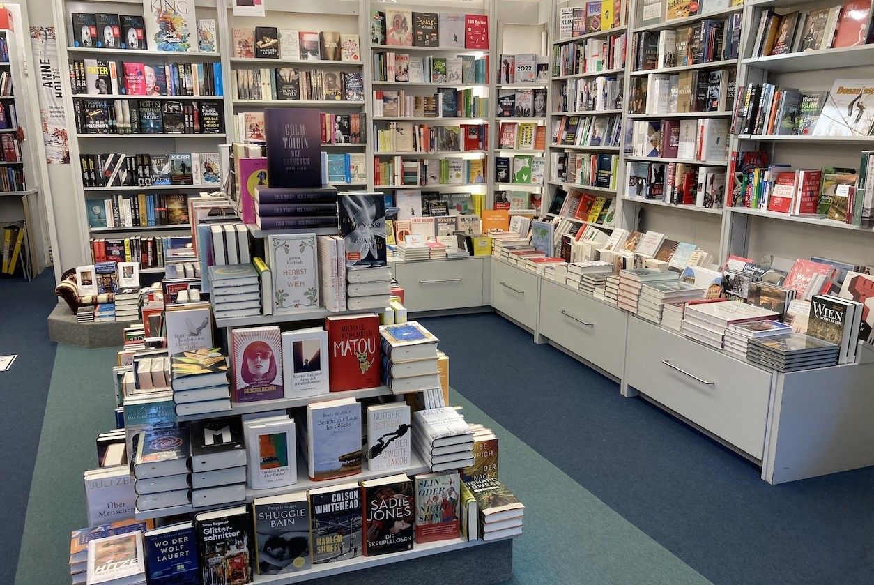 Foto: Buchhandlung mit vielen einsortierten Büchern