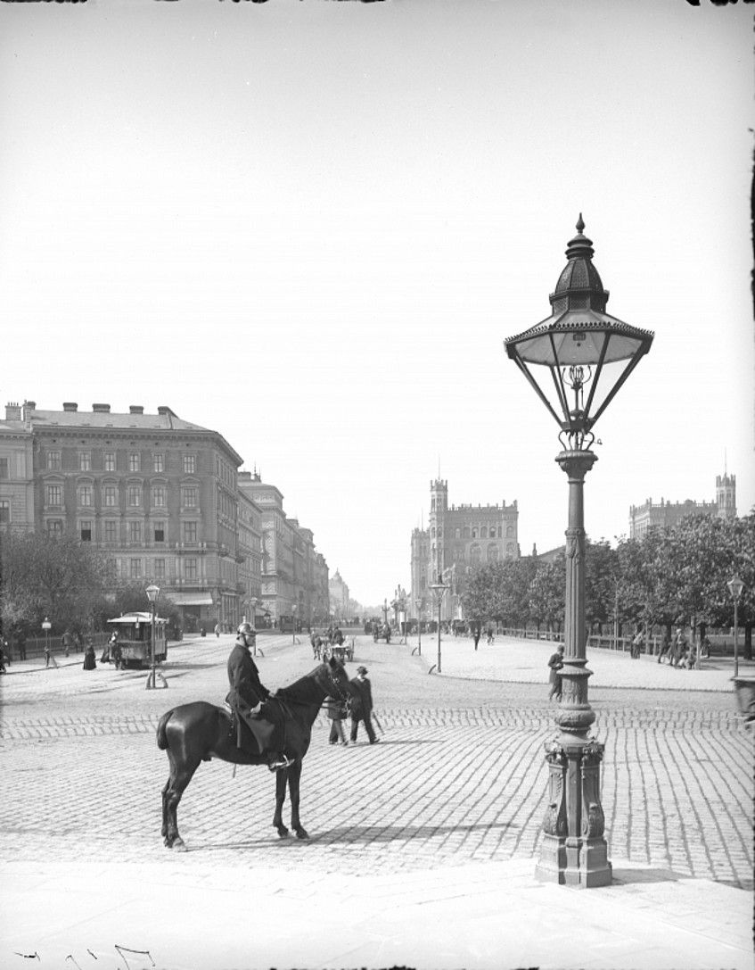 Foto: Stuwerviertel früher, Passanten und ein Mann auf Pferd