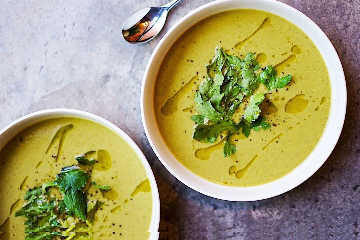 Zwei Teller mit Suppe