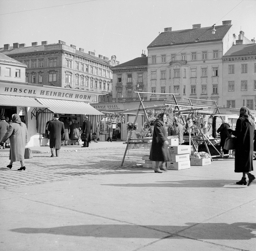 Bild der Taborstraße früher, Menschen am Markt