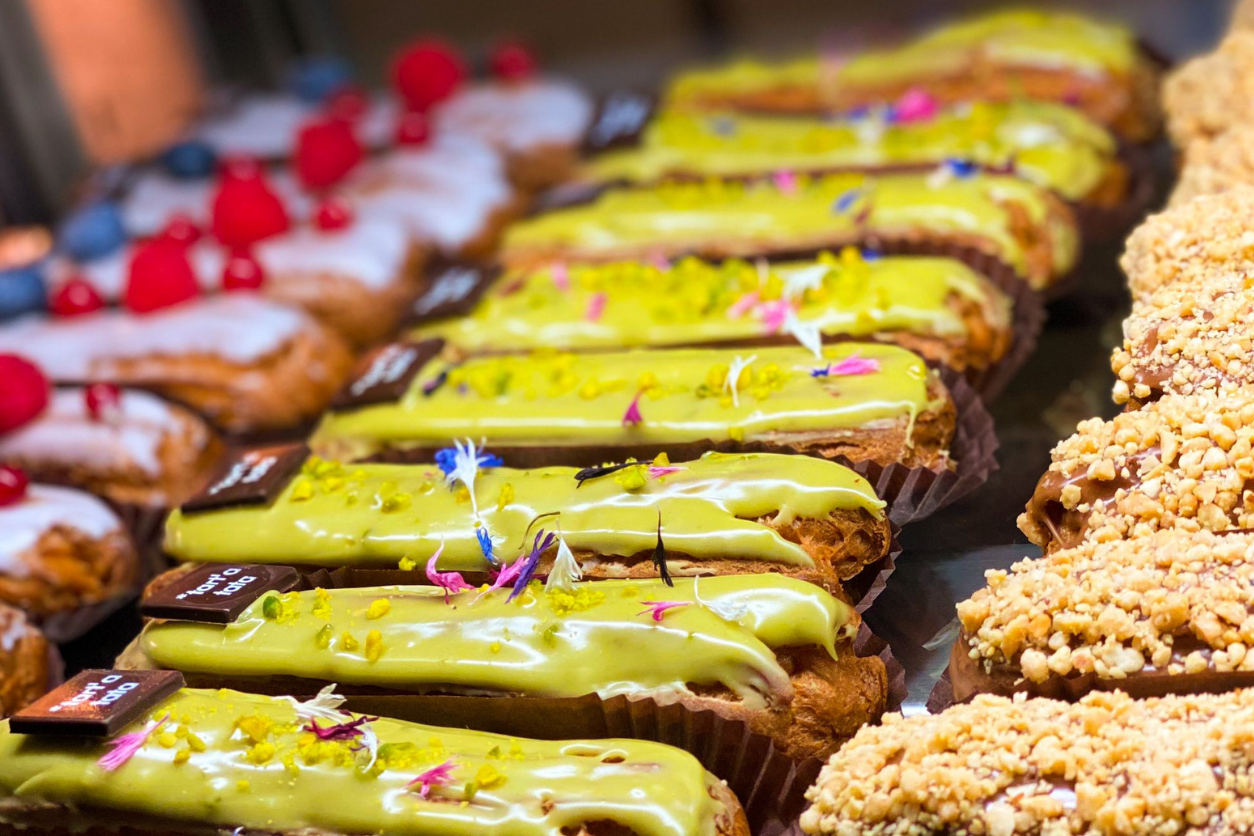 Eclairs in unterschiedlichen Verzierungen