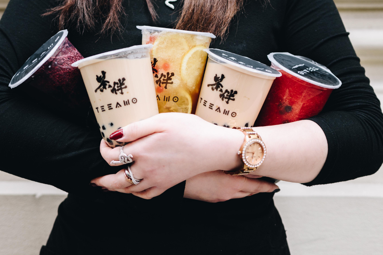 Eine Frau hält viele verschiedene Bubble Tea in der Hand