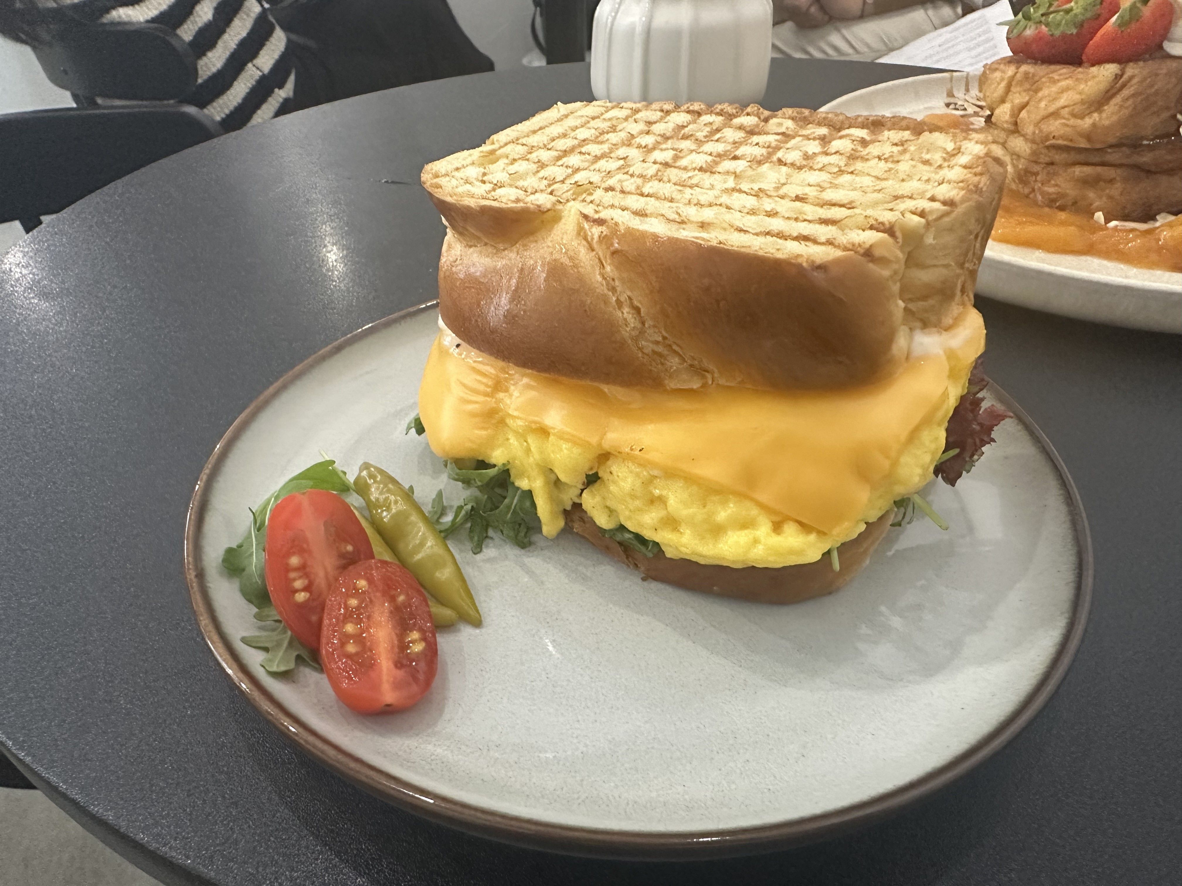 Foto: Ein Toast auf einem Teller mit Beilage