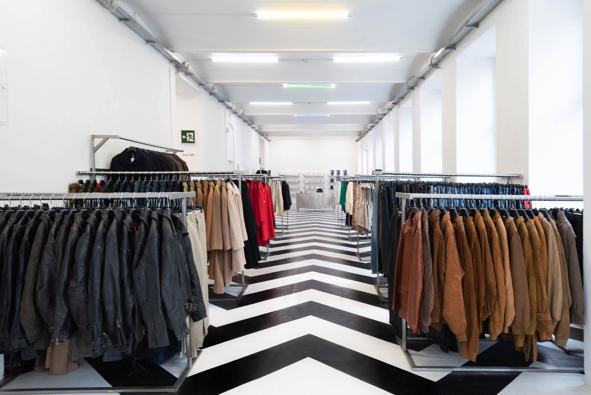 Foto: Vintage Kleidung im uppers & downers Superstore