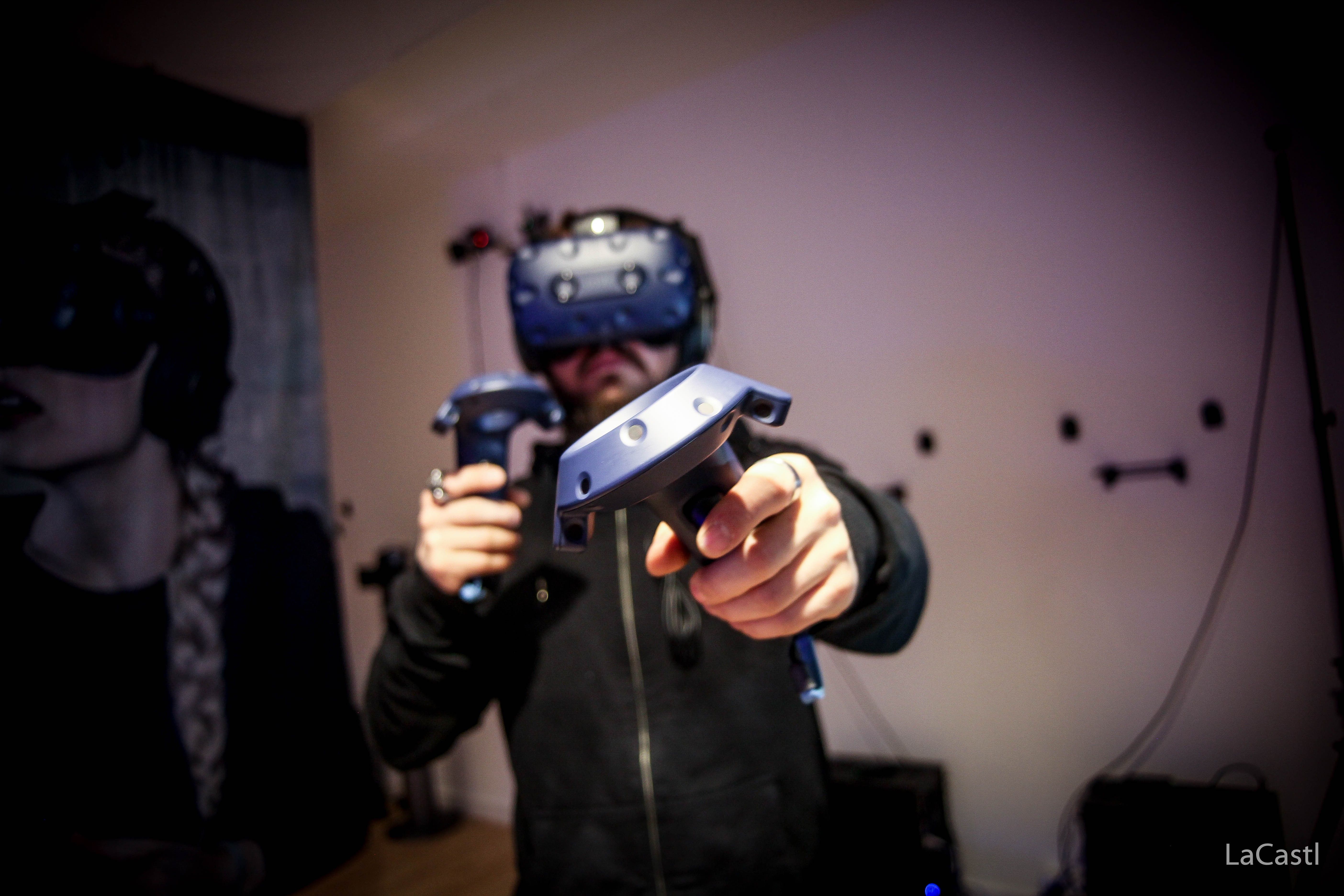 Eine Person mit VR Brille und Joystick