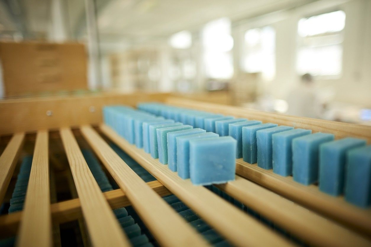 Foto: Blaue Seifenstücke auf Holzbalken